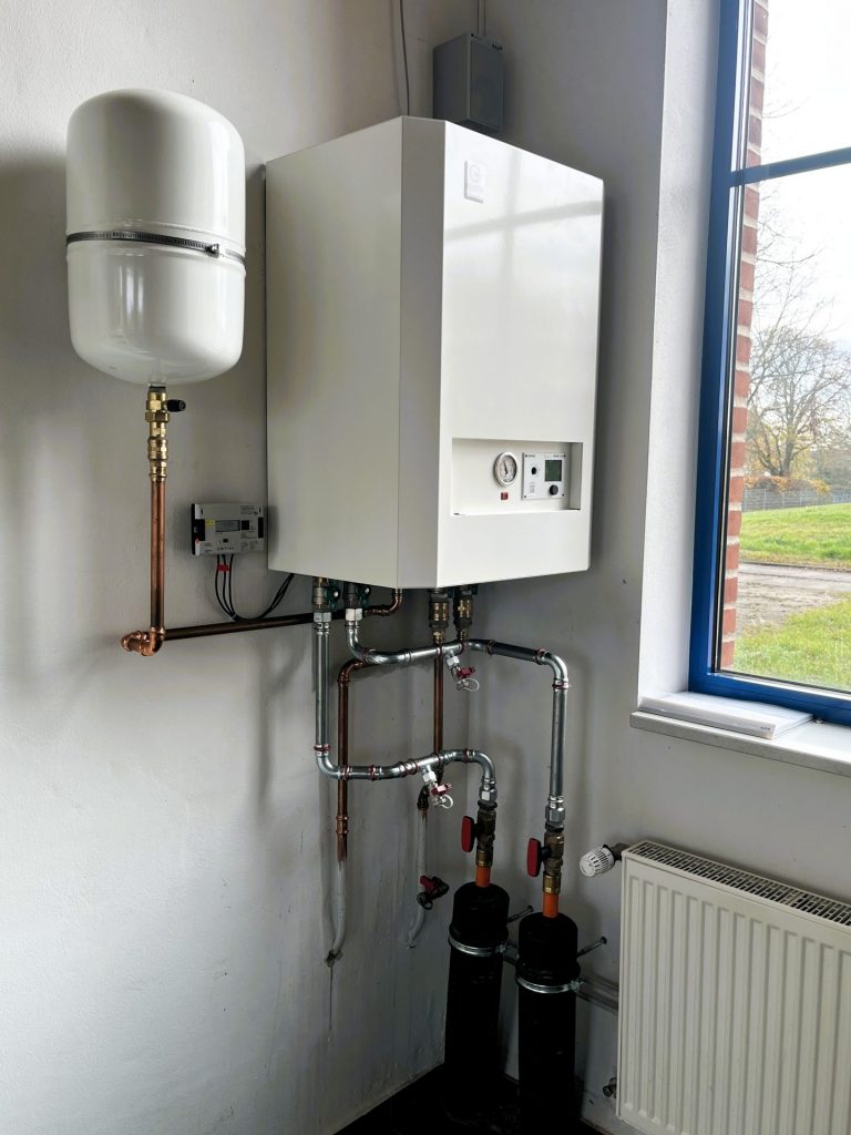 über das Fernwärmenetz 4 FW Uebergabestation